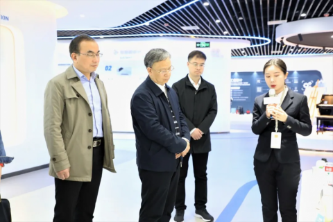 洛陽市工信局黨組成員、副局長李君一行蒞臨中原工業設計城參觀考察